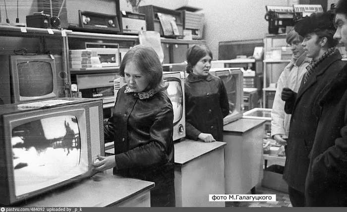 В магазине по продаже музтоваров, телевизоров и радиотехники. Продавец Валентина Шалаева ( на переднем плане)