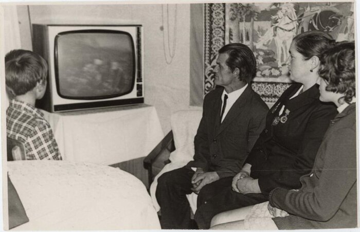 Вологодская обл, Тотемский р-н, с Никольское. Просмотр телевизора в семье доярки