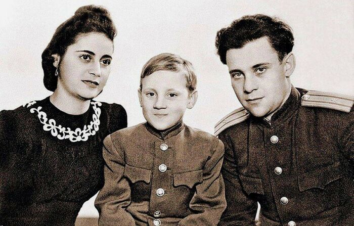 С родителями, предположительно конец 40-х