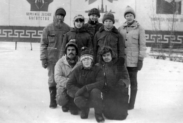 Возле турклуба с одним из местных ребят (сидит на фото с гитарой в руках)