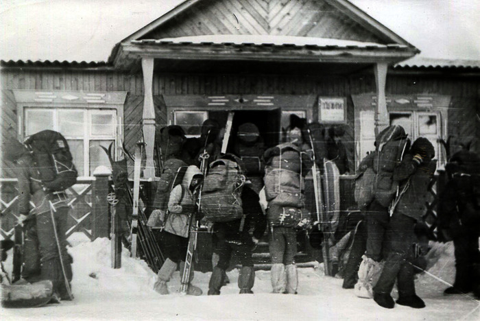 Выходим из общаги. Интересно, жив ли этот дом до сих пор? Вряд-ли, наверное.