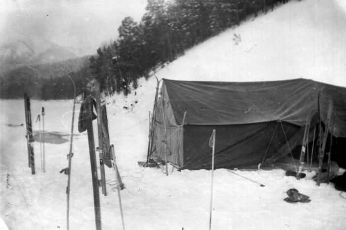 Холодная ночёвка в Змеиной бухте. Вон та лужа на заднем плане и есть горячий источник.