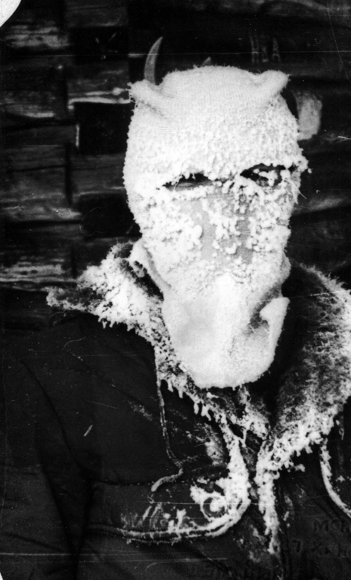 А это опять я. Возле избы.