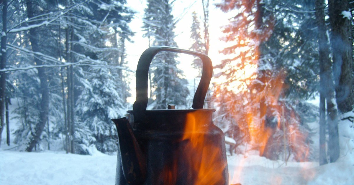 Кипит в лесу. Чай зимой на природе. Чаепитие на природе зимой. Чай у костра зимой. Чай в лесу зимой.