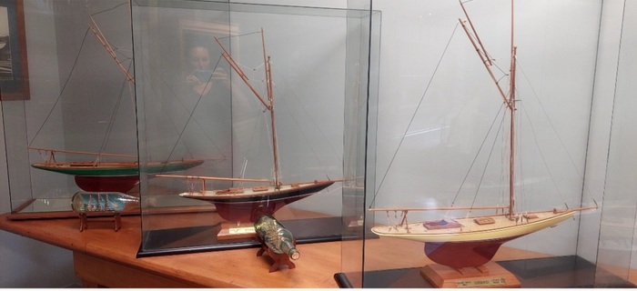 Макеты парусных яхт, сделанных из каури
