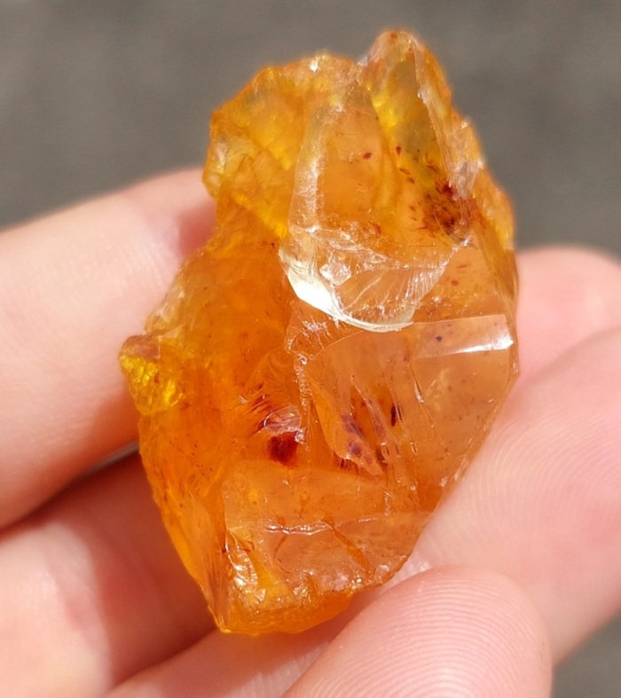 Чем чище янтарь, тем старше, чем темнее, тем глубже находился