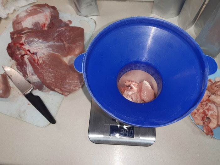 Закладка мяса происходит на весах.