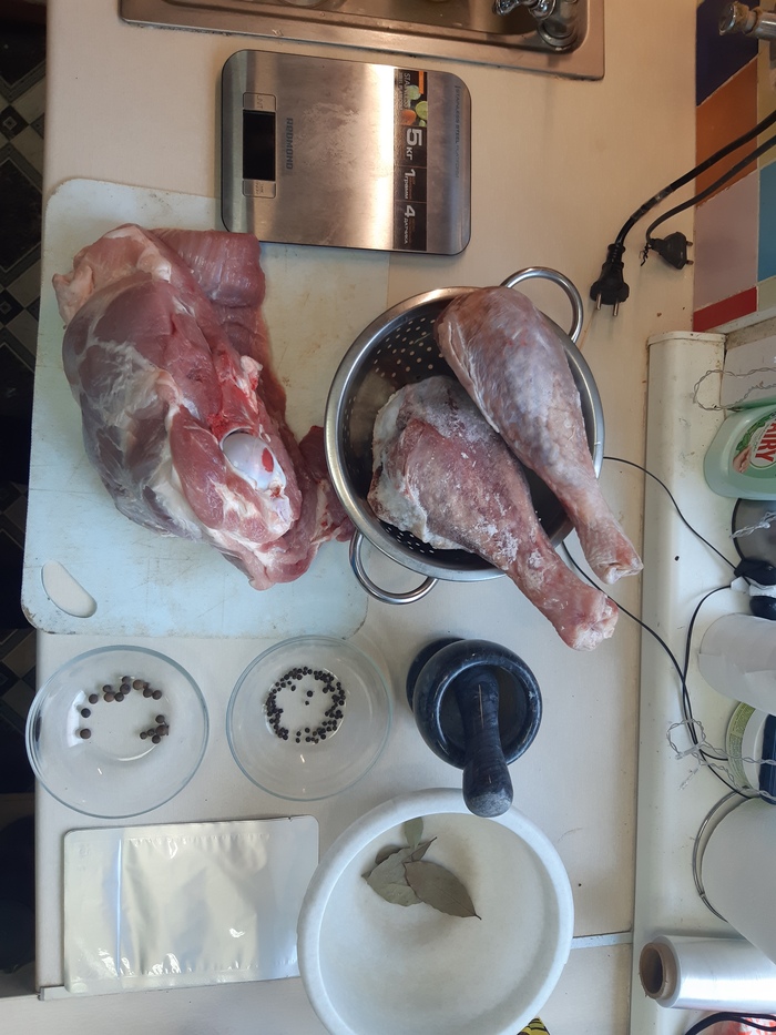 Это будущие консервы для жены, диетические. Тушёная индейка.