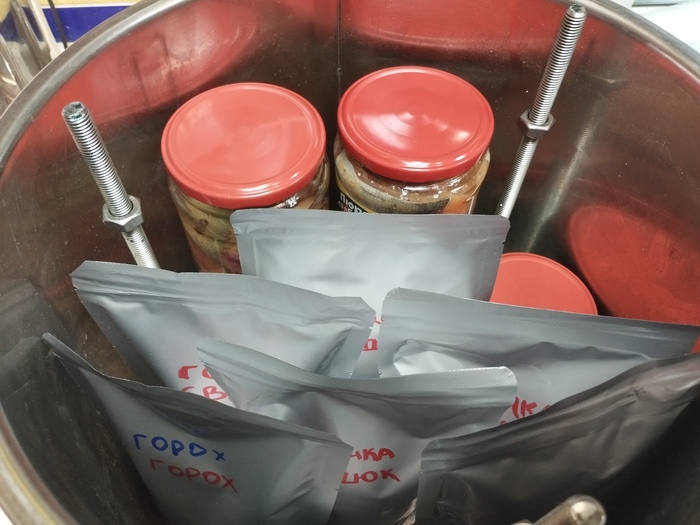 В автоклав загружены упаковки и банки, сейчас будет залита вода, закрыт бак и начнётся процесс стерилизации.