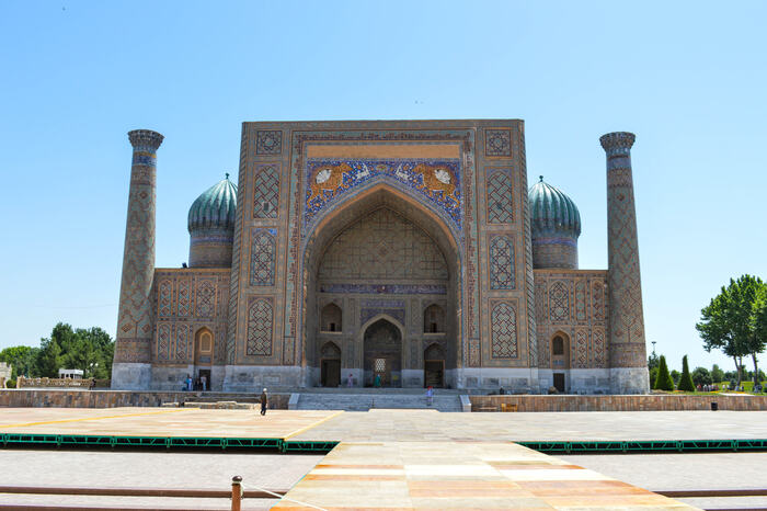 ������� ������ (���� <a href="https://pikabu.ru/story/puteshestvie_v_uzbekistan_part_vi_samarkand_registan_11076343?u=https%3A%2F%2Fcommons.wikimedia.org%2Fwiki%2FFile%3ASher_Dor_Madrasa_%28220363331%29.jpeg&t=%D0%BE%D1%82%D1%81%D1%8E%D0%B4%D0%B0&h=cfab87fd803b4ed55a530a41a32d7c882eab35e7" title="https://commons.wikimedia.org/wiki/File:Sher_Dor_Madrasa_(220363331).jpeg" target="_blank" rel="nofollow noopener">������</a>)