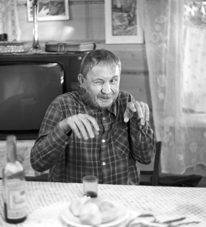 Кадр из фильма "Белые росы", 1983 год