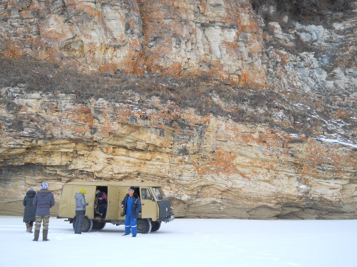 На реке под скалой остановились на перекур.