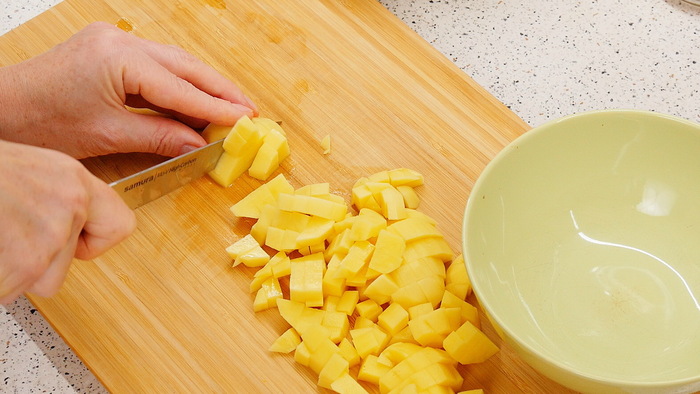 3 небольших картофелины нарезаем мелкими кубиками.