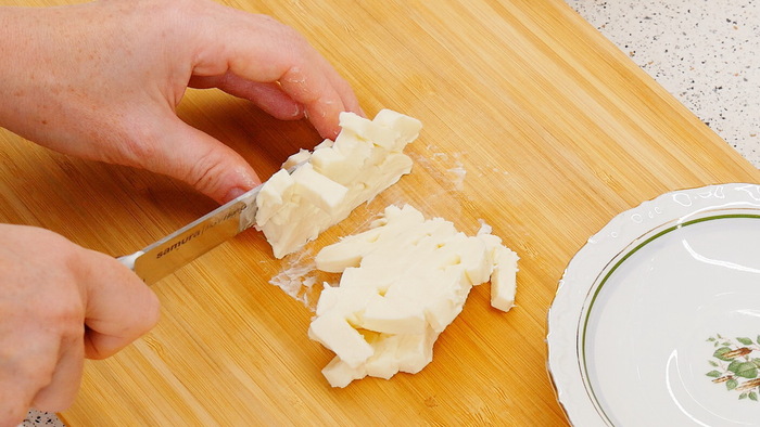 Суповой сырок нарезаем на довольно мелкие кусочки, чтобы он у нас с вами быстрее растворялся в супе.