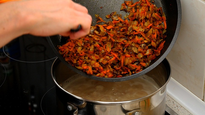 Выгружаем содержимое сковороды в кастрюлю.