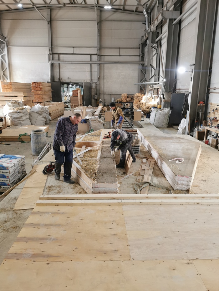 Ребята заканчивают штукатурить оба фронтона.