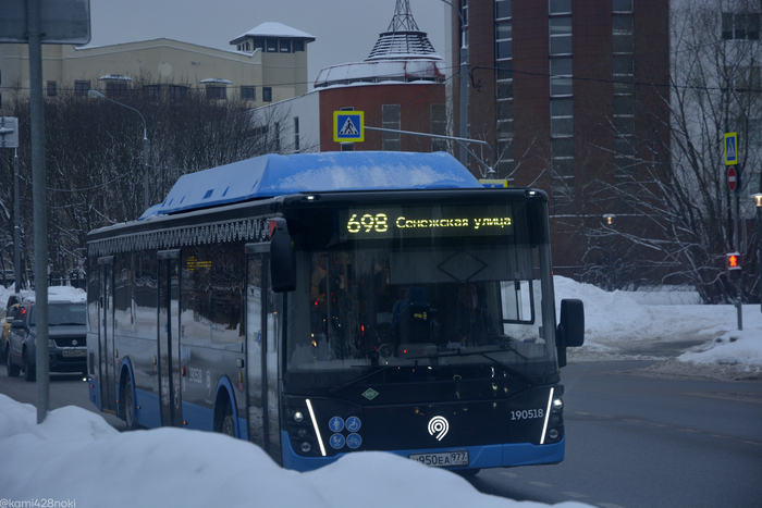Ну и автобус, напоследок, выглядывающий из сугробов обочины...