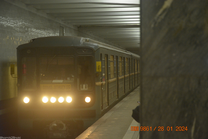 Прибывает поезд, на который я сажусь с «Водного стадиона»...