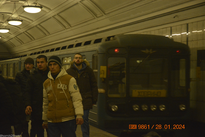 Выхожу на «Белорусской» зелёной линии, и на меня внимательно осматриваются...