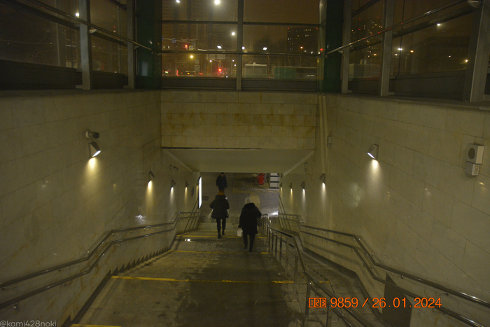 И вот я выхожу на Беломорской и спускаюсь по ступенькам...