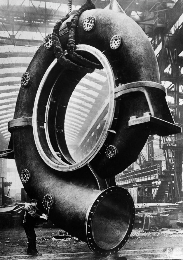Производство гигантского стального корпуса турбины, около 1930 года.
