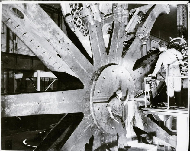 Часть огромного ротора водяного генератора, который будет использоваться на плотине Пиквикского водозабора Теннесси-Вэлли на реке Теннесси около 1935 года.