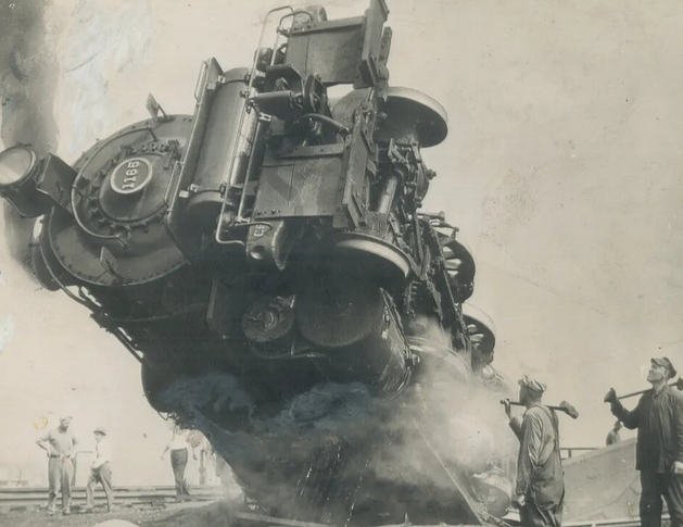 Грузовой поезд перескочил через стрелку возле Маккис-Рокс, штат Пенсильвания, 5 июня 1944 года.