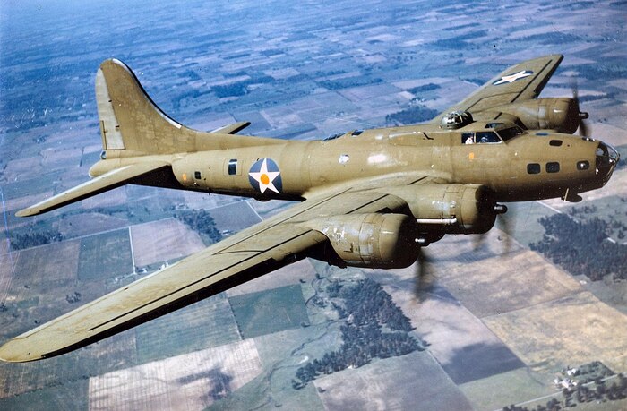 Boeing b-17 flying fortress, выпущенный в количестве 12 726 единиц. В длину 23 метра, размах крыла - 32 метра