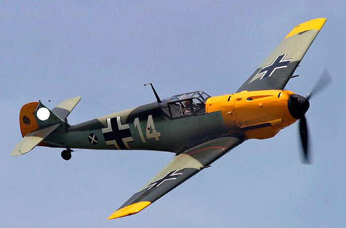 Мессершмитт Bf 109, концы крыльев и капот которого покрыт желтой краской для демаскировки