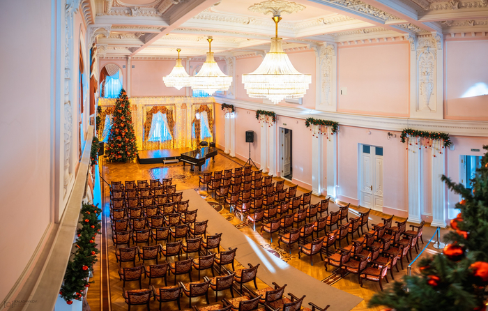 Зато провели пофотографировать без зрителей другой зал. Помещение просто потрясное. Словно в музее.