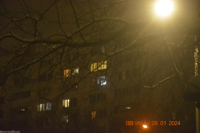 Новый год кончился, но гирлянды то и дело ещё будут долго светиться в окнах