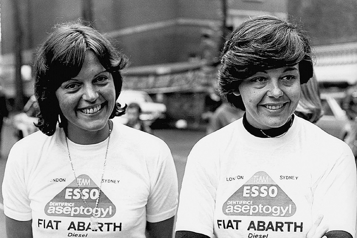 В команде FIAT были не только дизельные седаны, но и улыбчивые пилотессы. Увы, француженки Кристин Дакремон и Эвелин Ванони не доберутся до финиша, попав в аварию с участием Citroen CX2400 швейцарца Андре Штукельбергера.