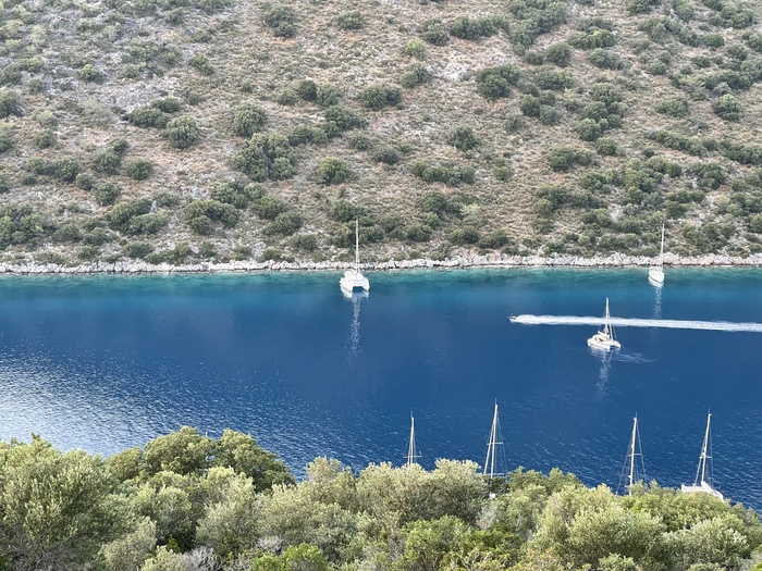 Наша яхта с высокий выглядит очень маленькой. Не всегда мы ночевали в портах, 3 ночи провели на швартовке в диких, но безопасных местах