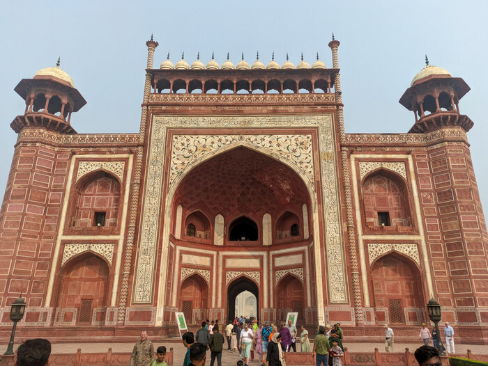 На воротах у входа в парковый комплекс Тадж-Махала нанесены четыре аята из суры Корана, обращенные к человеческой душе: «O ты, душа упокоившаяся! Вернись к твоему Господу довольной и снискавшей довольство! Войди c Моими рабами. Войди в Мой рай!».