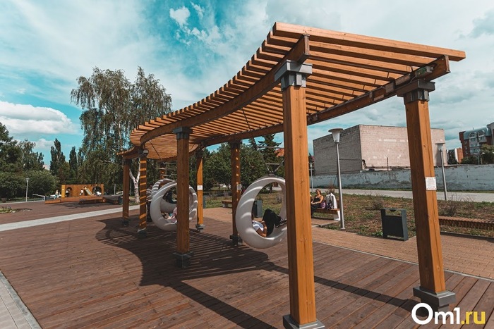 Качели у Музтеатра