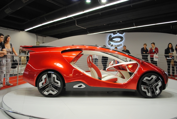 Смотрите, как сияет этот красавец. Киберпанк опередивший время! Михаил Прохоров сдержал обещание и подарил «Ё-мобиль» Владимиру Жириновскому.