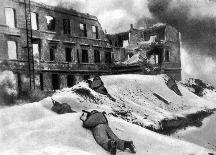 Штурмовая группа выбивает немцев из полуразрушенного дома