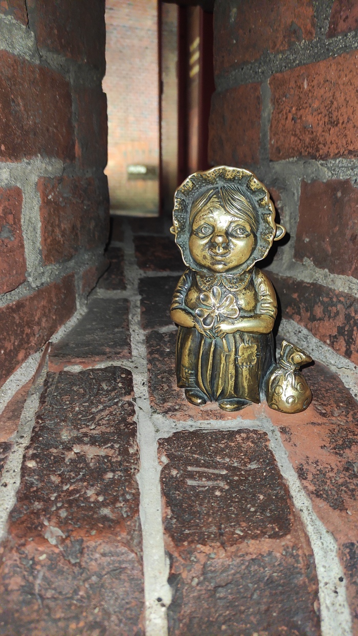 Бабушка Марта - возле музея янтаря