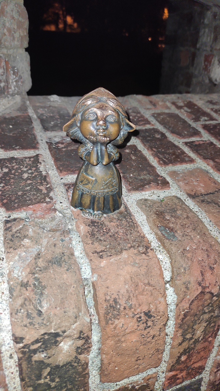 Мама хомлин - при входе в башню Врангеля