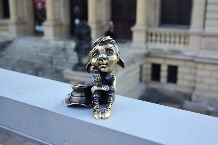 Папа Лео - напротив музея искусств.