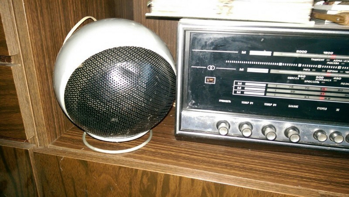 А это радиола "Вега" с круглыми колонками, к которой подключалась моя "Нота". На ней проводились все дискотеки в Кошелёвской основной школе Тальменского района Алтайского края с 1992-го по 1998-й годы. Перед отъездом я подарил эту шарманку одной из коллег.