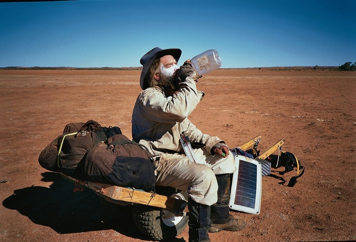 Мьюир пьёт драгоценную воду, добытую в пустыне. Фото: Our Planet Travel