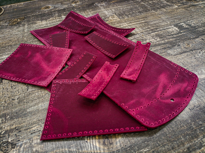 Пробиваю все необходимые отверстия под прошивку и вырезаю