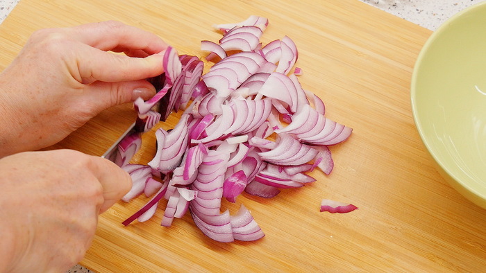 Примерно 150 грамм лука нарезаем тоже как вам нравится. Можно полукольцами, можно четвертькольцами, а можно мелкими кубиками, если хотите, чтобы лук больше сливался с соусом и меньше заявлял в блюде о себе. Лук складываем отдельно от курицы.