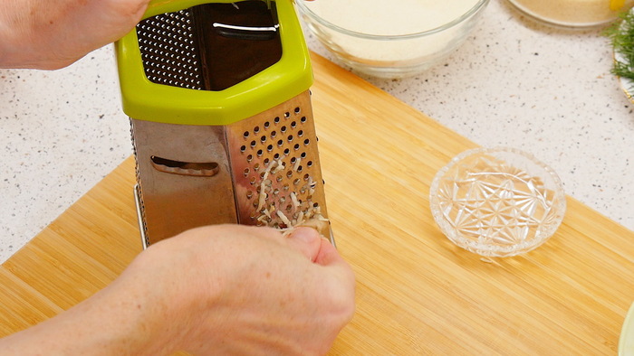 3 зубчика чеснока натираем на мелкой тёрке или давим прессом. И тоже добавляем в молоко.