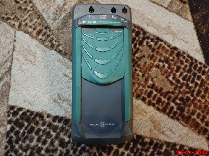 Шторка вниз отодвигается - под ней кнопки и экранчик.