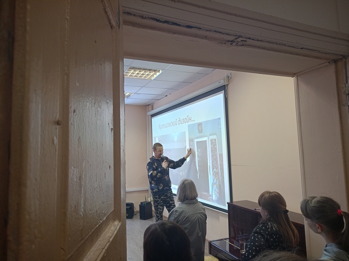 Рассказывает о создании портала между детством и взрослой жизнью.