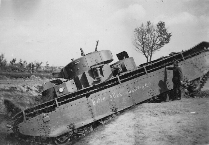 Начало войны. Брошенный Т-35 на фоне немецкого офицера. Габариты танка на самом деле восхищают.