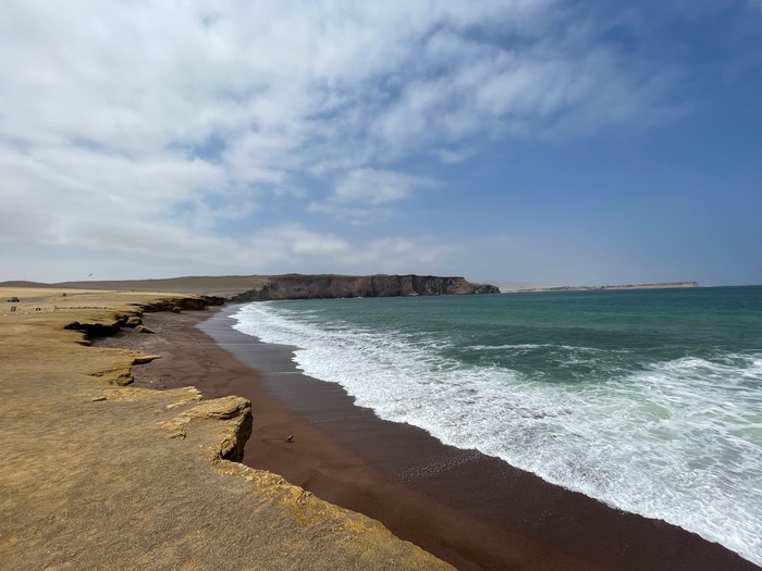 Побережье неподалёку от полуострова Паракас — свежий океан переходит бескрайнюю пустыню
