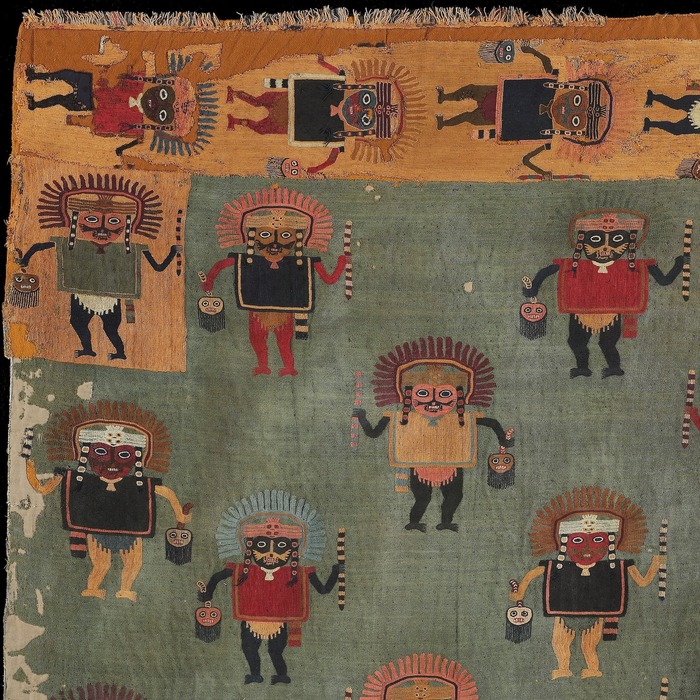 Фрагмент накидки с 74-мя шаманами: мужчина в церемониальном облачении держит трофейную человеческую голову, атрибут победителя в ритуальном бою. Обратите внимание, что рука с головой, к примеру, меняется в каждом ряду на противоположную